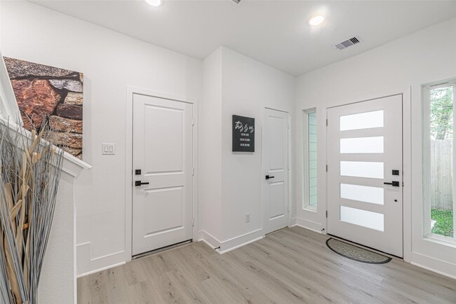 Foto del edificio - 7806 Comal St