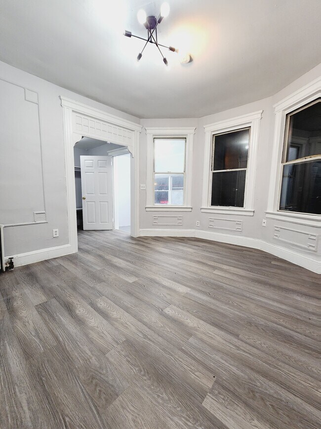 Building Photo - 1086 Bond St
