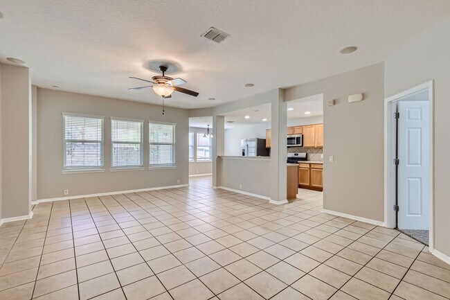 Foto del edificio - Large one story home on a corner lot locat...