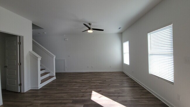 Foto del edificio - "Charming Newly built 3-Bed Townhouse Retreat with Granite Elegance in Prime Huntsville Location!"