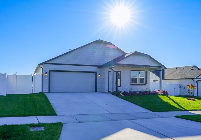 Building Photo - Charming and Exceptionally Clean, 3 Bedroom