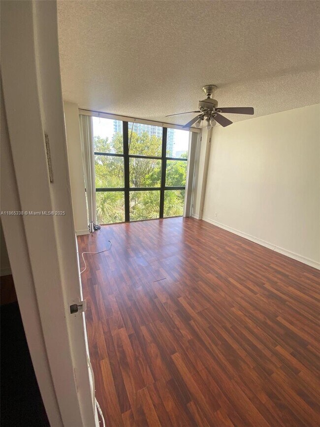 Foto del edificio - 16909 N Bay Rd