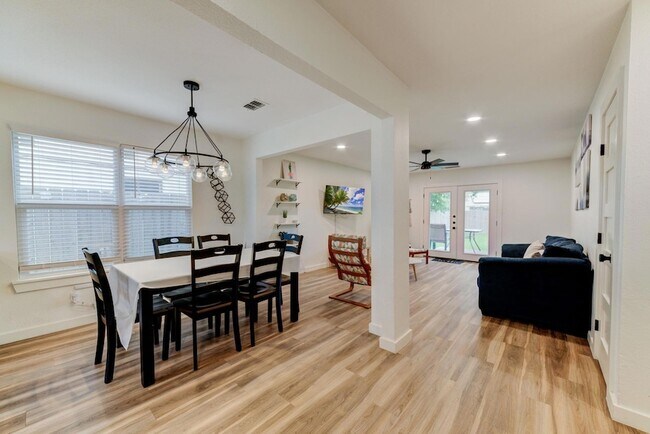 Foto del edificio - 4405 Button Bend Cir