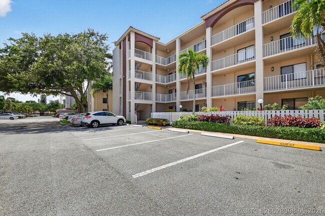 Foto del edificio - 6193 Pointe Regal Cir