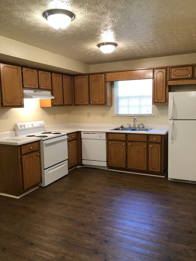 Building Photo - 2 Bedroom 1.5 Bath Townhouse
