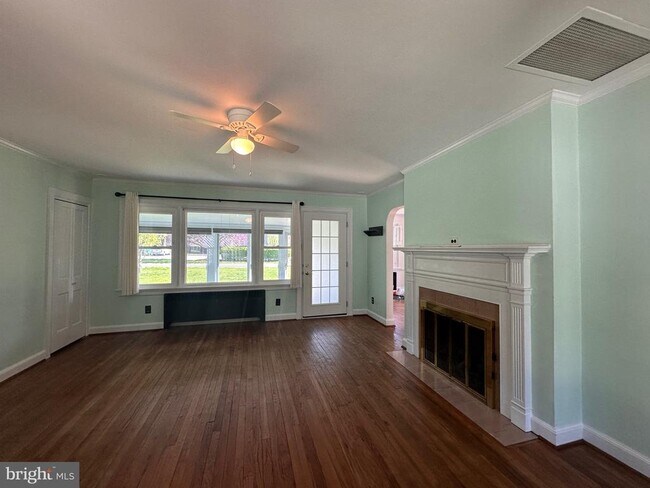 Building Photo - 21 E Roseville Rd