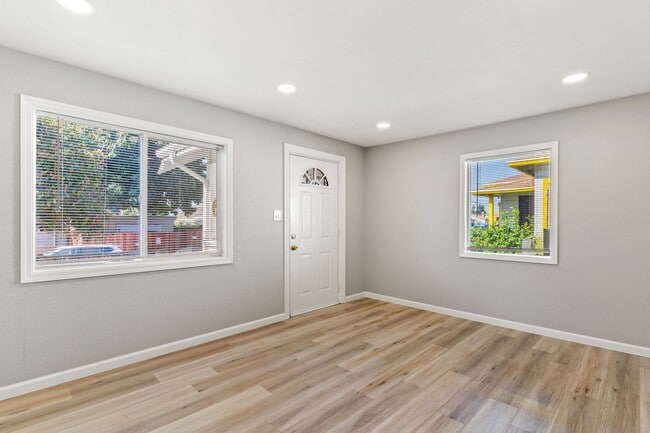 Foto del edificio - Remodeled 4-Bedroom House w/ Private Yard in Oakland