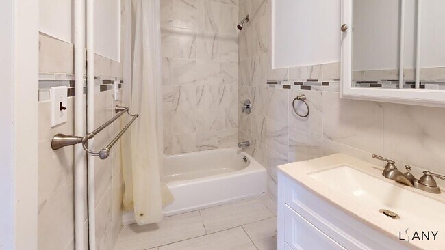 Foto del edificio - 3 BRs on 2nd floor in Private home with Balcony. AVAILABLE December 2025