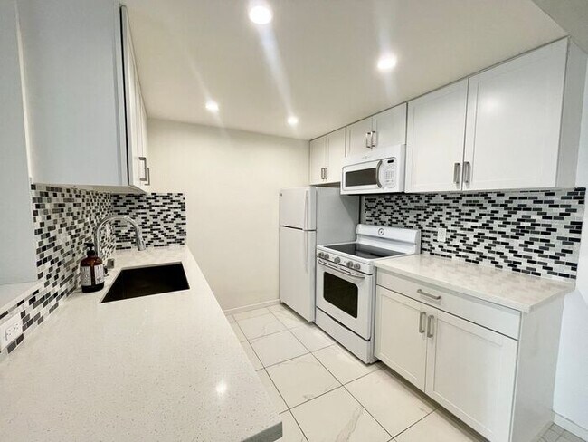 Building Photo - 1 Bedroom / 1 Bath Charming Condo in Missi...