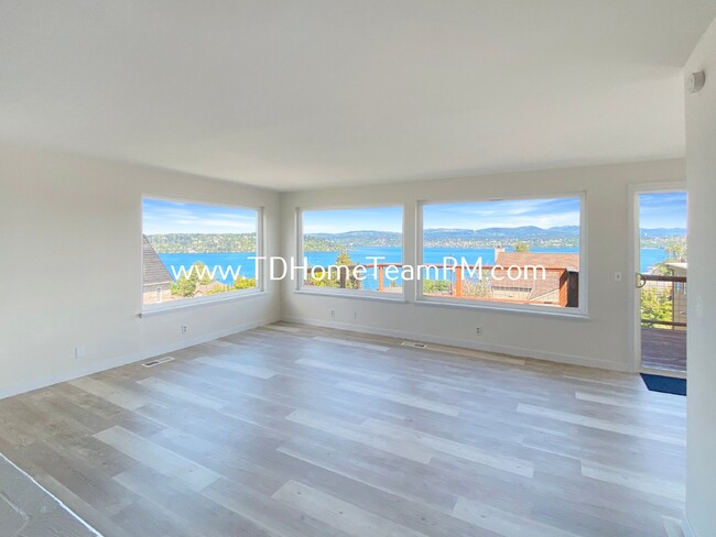 Building Photo - Top Unit Duplex with Stunning Lake Views a...