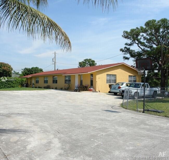 Building Photo - 4089 SW 52nd St