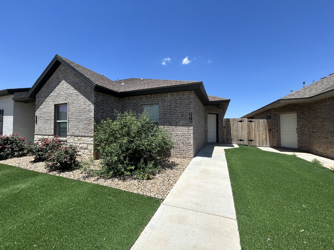 Primary Photo - Beautiful 3/2 Located Directly East Of Coo...