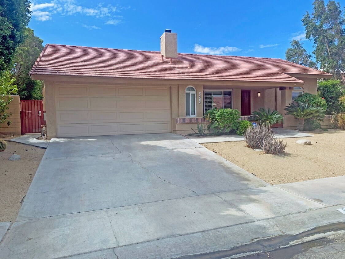 Primary Photo - Three Bedroom Home in the Panorama Neighbo...