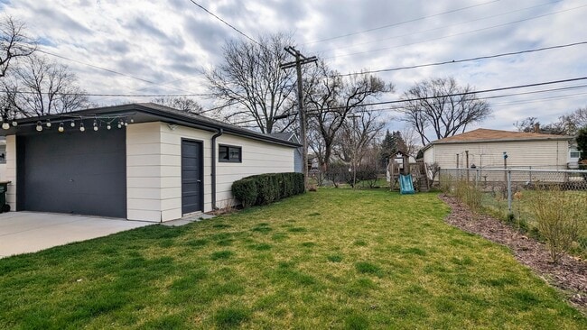 Building Photo - 1315 W Oakton St