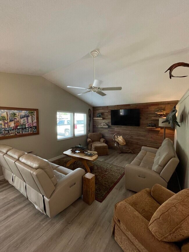 Building Photo - 6853 SW Cinnamon Ct