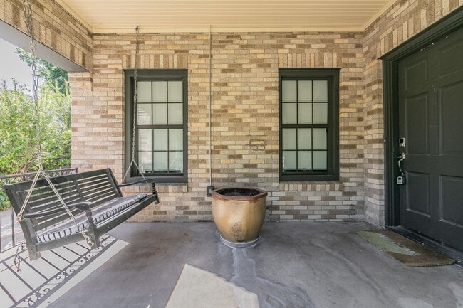 Building Photo - CHARMING and UPDATED 3/2 in The Cultural District