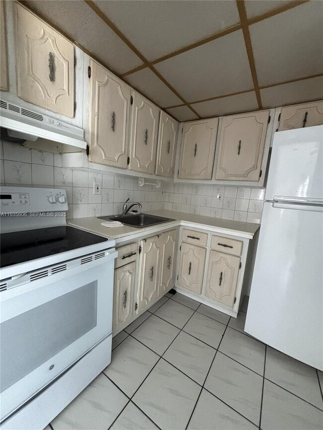 Foto del edificio - 8425 Harding Ave