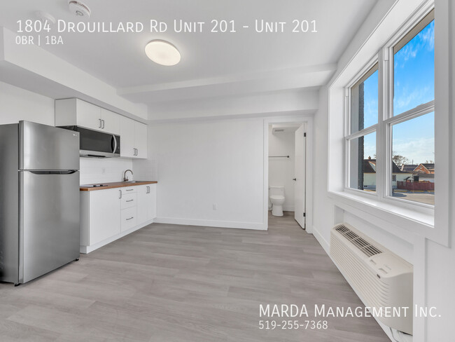 Photo du bâtiment - NEWLY RENOVATED BACHELOR UNIT IN EAST WIND...