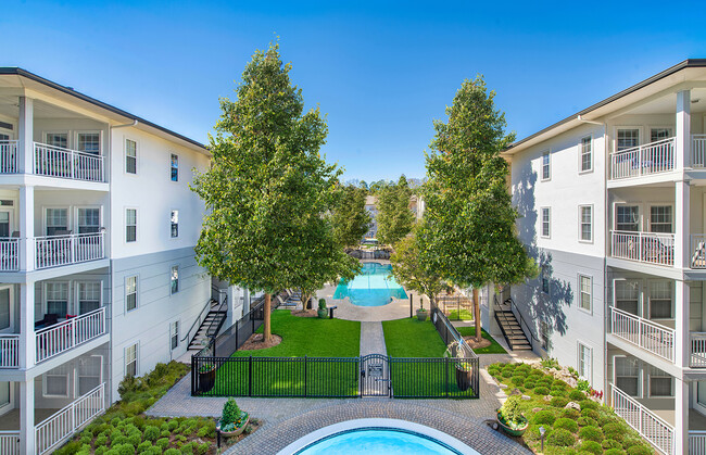 Pool Courtyard - MAA Gardens