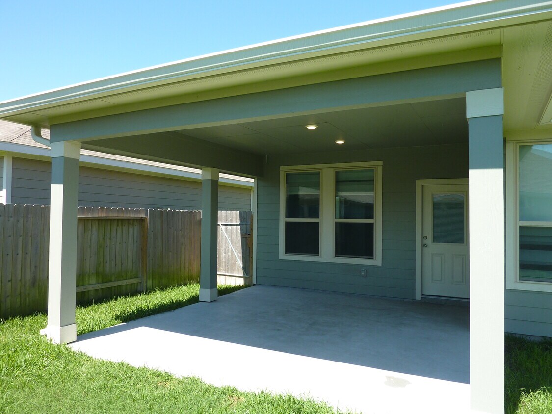 Large covered back patio. - 25507 Northpark Lake Dr