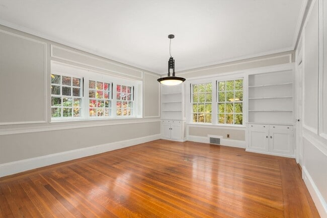 Foto del edificio - 161 Clinton Rd