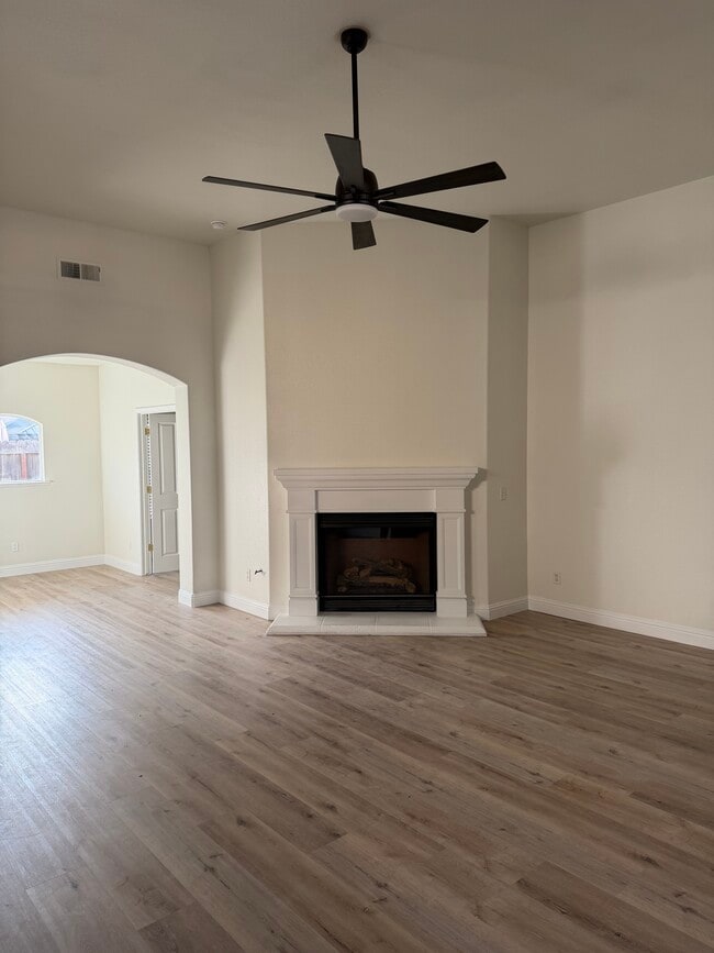 Building Photo - 1097 E Sarazen Ave