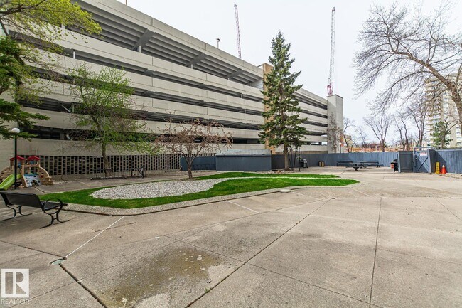 Photo du bâtiment - 8510-8111 111 St NW