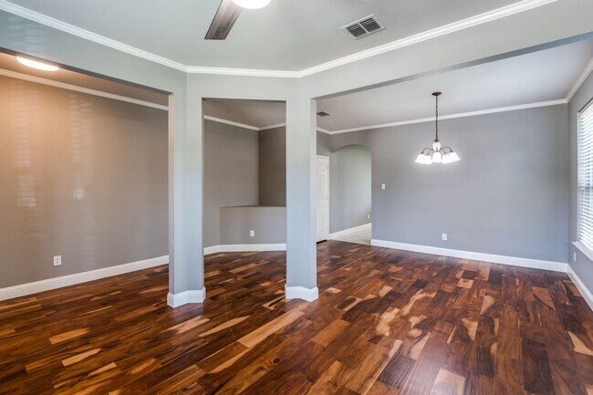 Building Photo - One Story, 4 bedroom, 2 bathroom home in M...