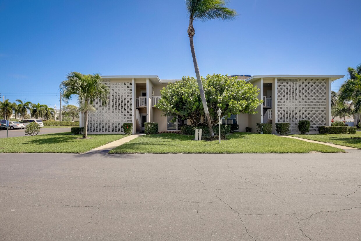 95 North Blvd Unit 2b, Boynton Beach, FL 33435 Condo for Rent in