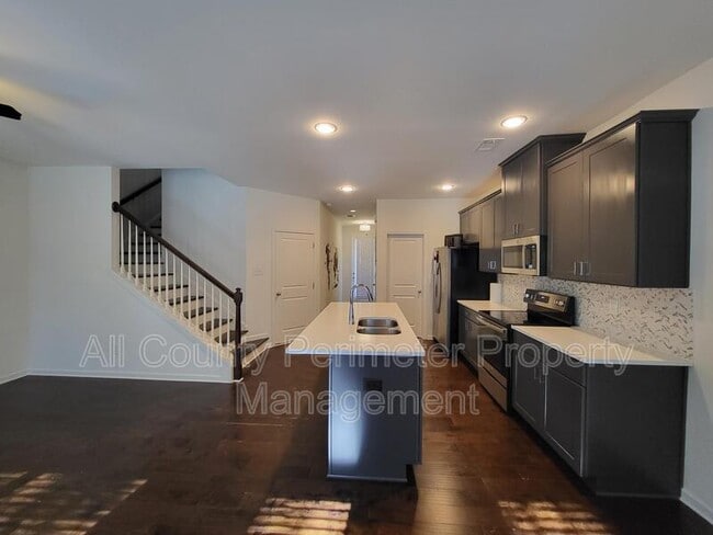 Foto del edificio - 5163 Madeline Pl