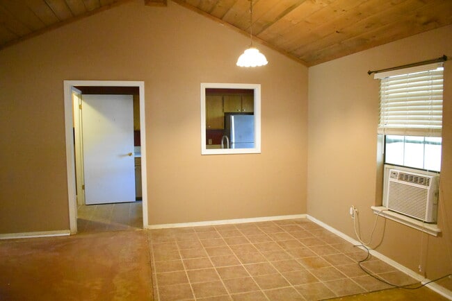 Building Photo - 1512 Hillview Dr