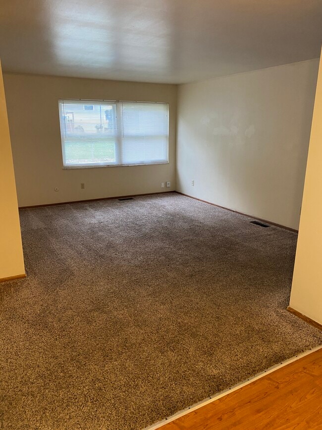Building Photo - 3939 La Rosa Dr