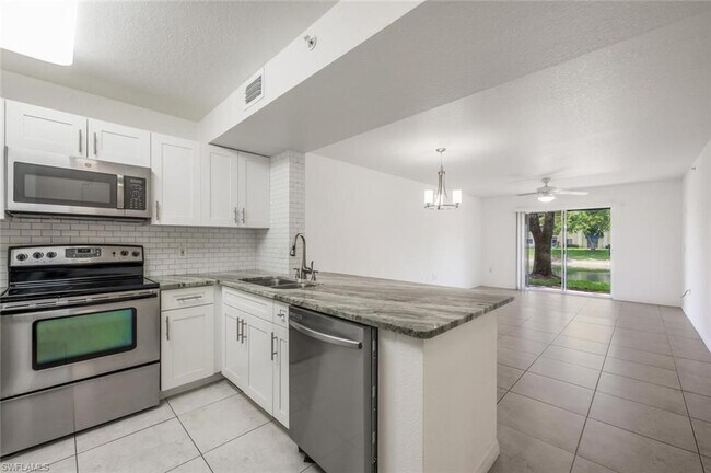 Foto del edificio - 8244 Key Royal Cir