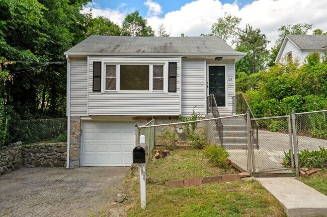 Building Photo - 25 Maple Ave