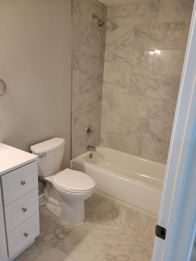 Baño en la planta principal. - 1618 N Rural St