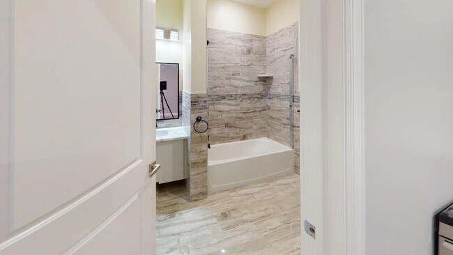 Building Photo - 680 Grand St