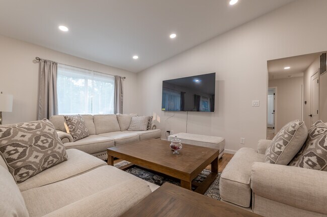 Foto del edificio - 8321 Raymond Ln