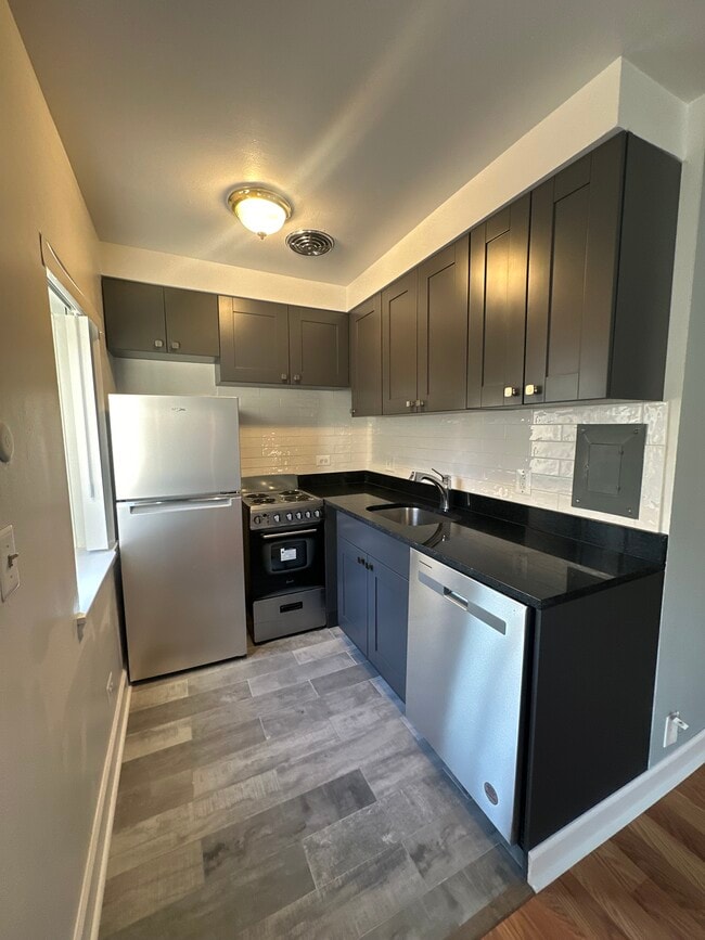 Foto del edificio - 3815 N Pine Grove Ave