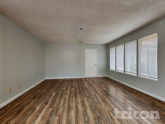 Foto del edificio - 1213 Essex Dr