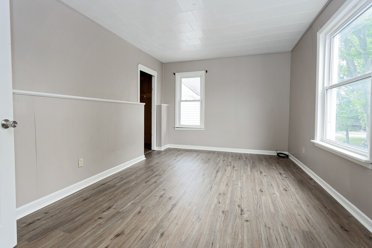 Main Bedroom - 208 S Swan St