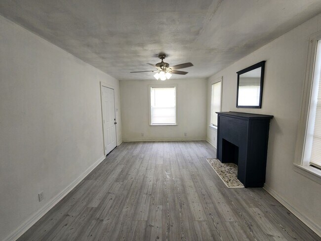Building Photo - 3925 St Vincent Ave