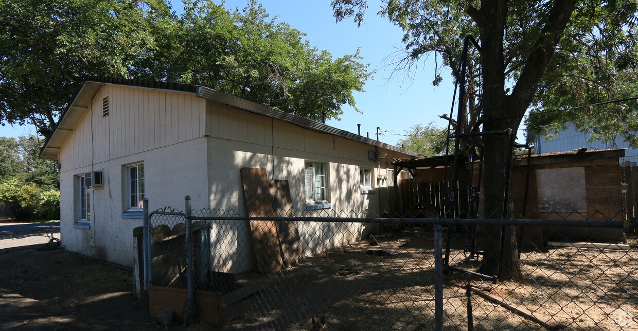 Building Photo - 335-417 N Shasta Ave