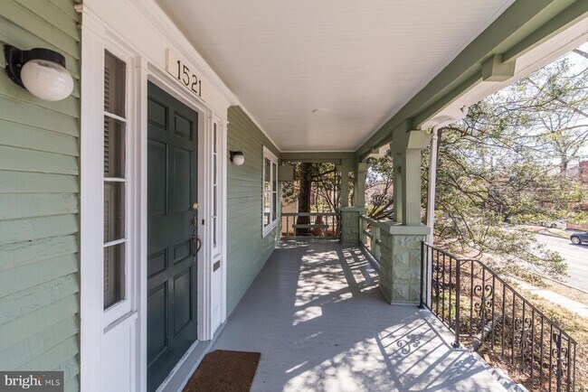 Foto del edificio - 1521 Foxhall Rd NW