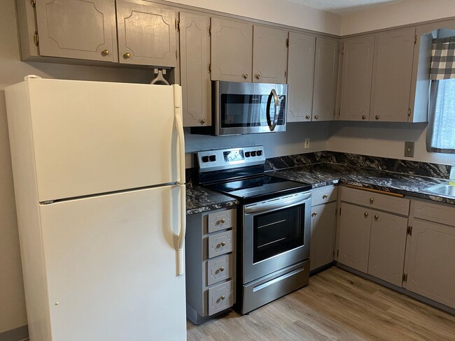 Building Photo - Cute home close to South Salem HS