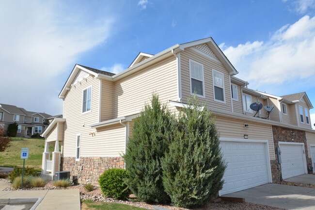 Foto del edificio - Beautiful townhome near Ft. Carson availab...