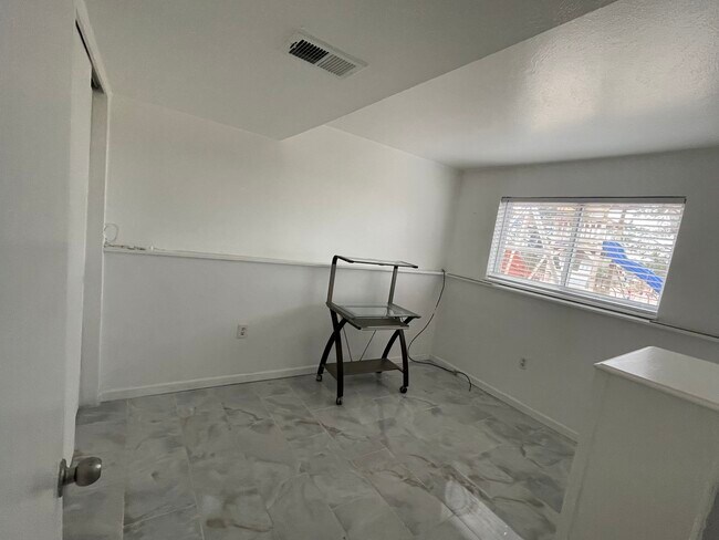 Este dormitorio frente a un parque cuenta con muebles disponibles por - 16515 E Wagon Trail Dr