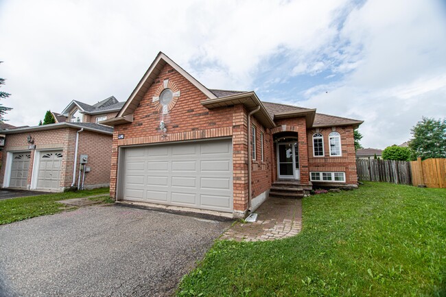 Building Photo - 1336 Vincent Cres