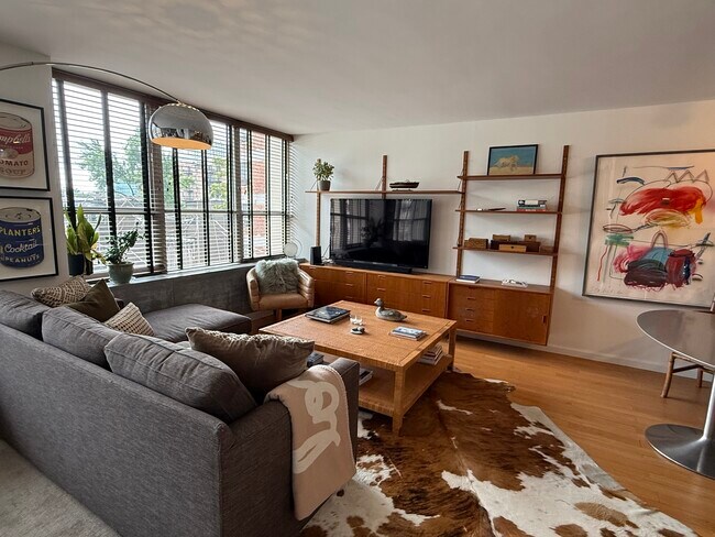 Foto del edificio - 655 W Irving Park Rd