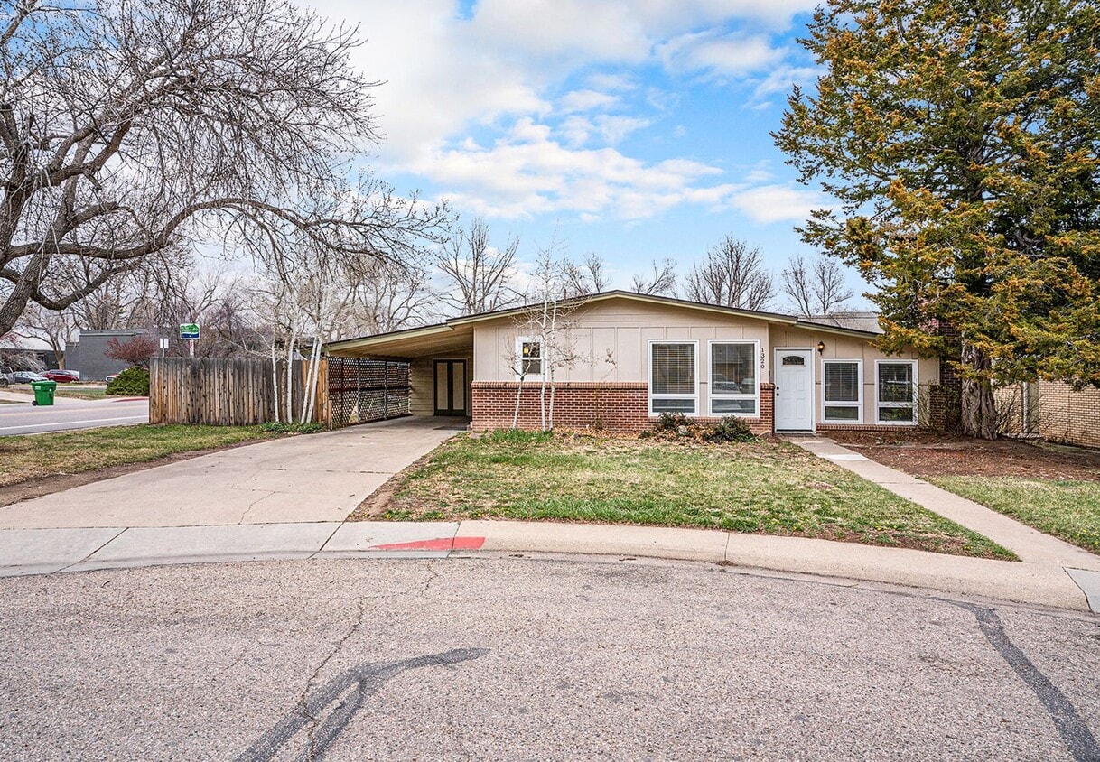 Primary Photo - 3 Bed ranch minutes from CSU and pet and s...