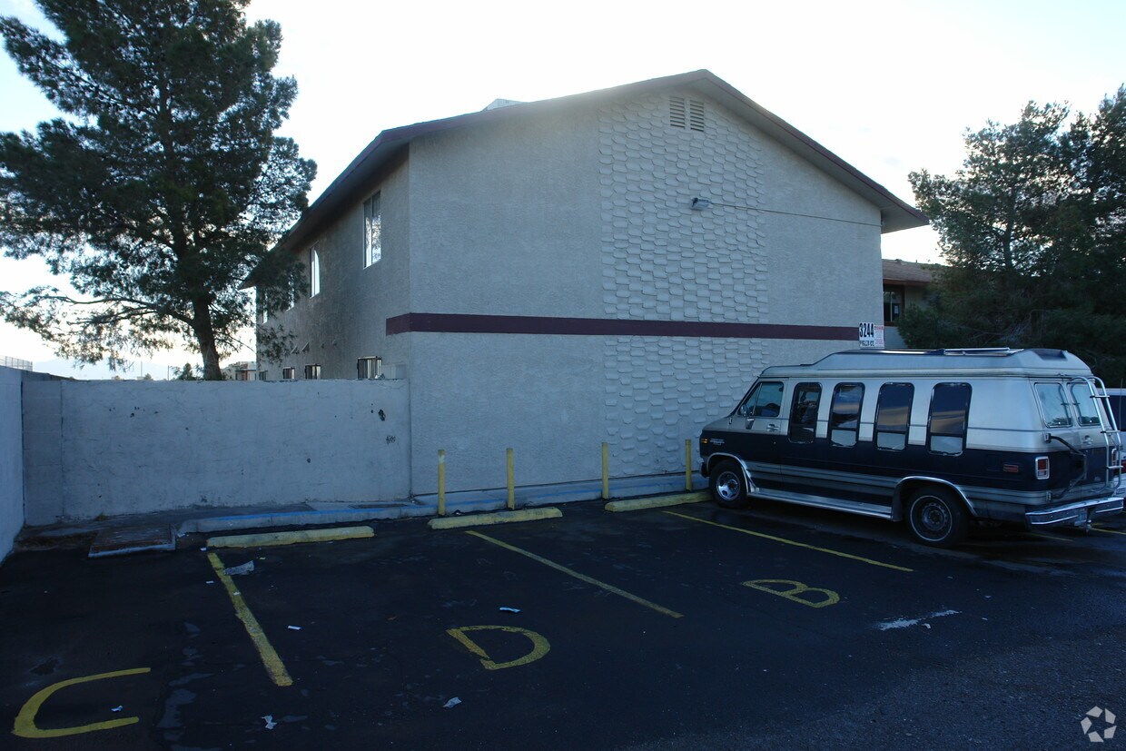 Building Photo - Arroyo Apartments